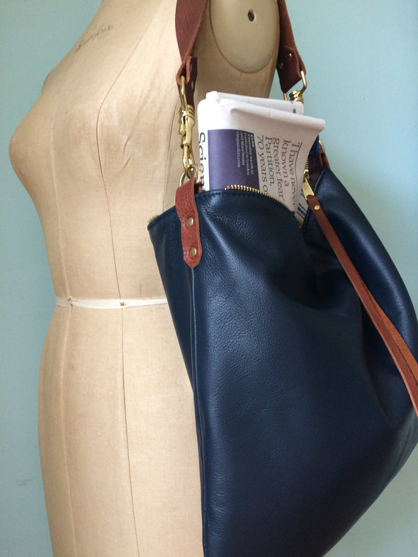 Dumpling messenger bag in navy blue leather - crossbody / shoulder bag