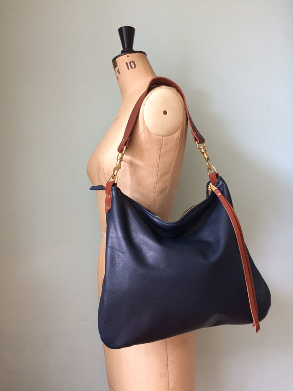 Dumpling messenger bag in navy blue leather - crossbody / shoulder bag