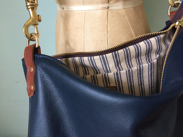 Dumpling messenger bag in navy blue leather - crossbody / shoulder bag