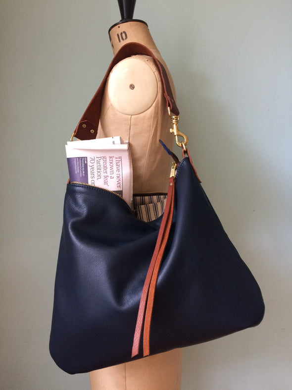 Dumpling messenger bag in navy blue leather - crossbody / shoulder bag