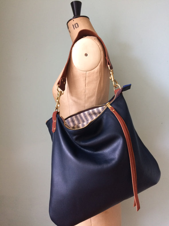 Dumpling messenger bag in navy blue leather - crossbody / shoulder bag