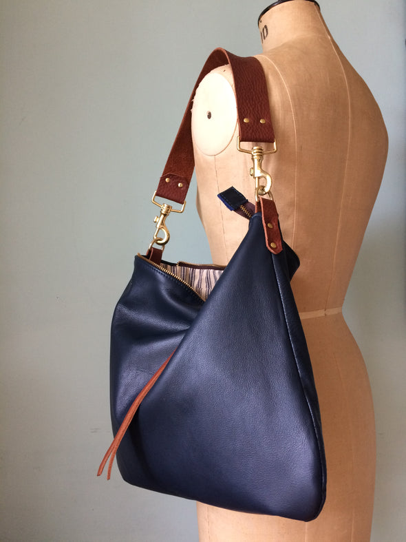 Dumpling messenger bag in navy blue leather - crossbody / shoulder bag