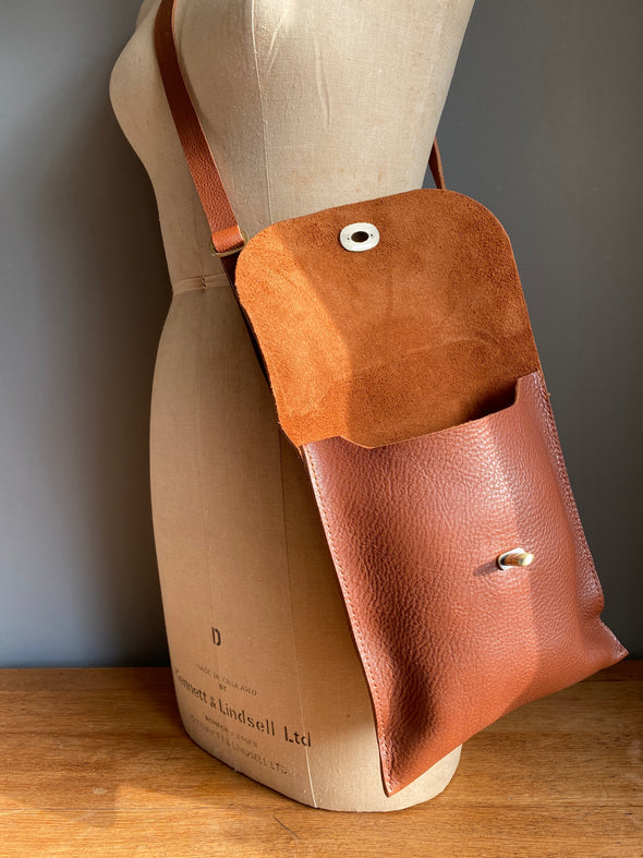 Farthing crossbody bag in dark brown, brown leather bag