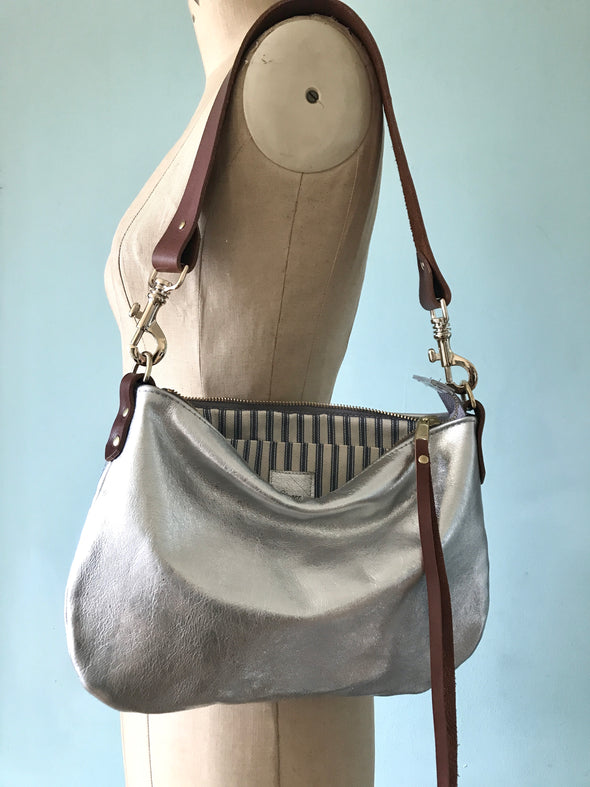 Small silver leather handbag with shoulder strap 